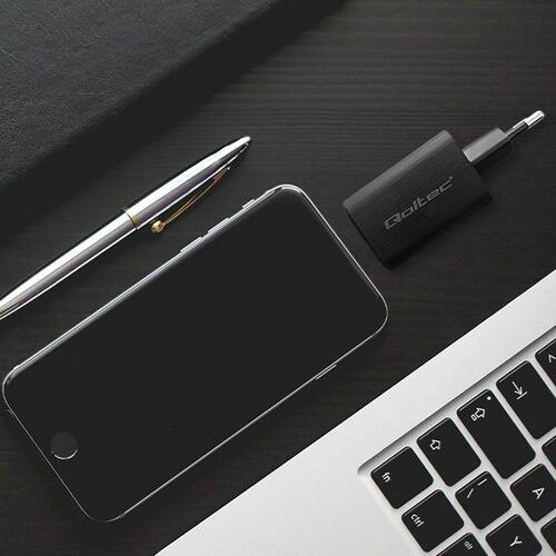 Qoltec vægoplader 65 W med USB‑C og USB, sort (50766)