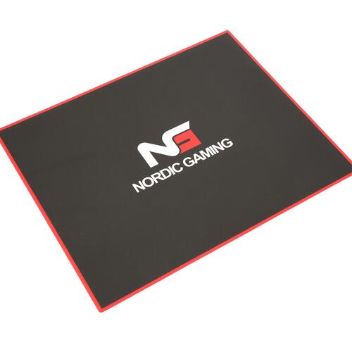 Stolemåtte til gaming – Nordic Gaming Guardian, 120 × 100 cm, sort/rød