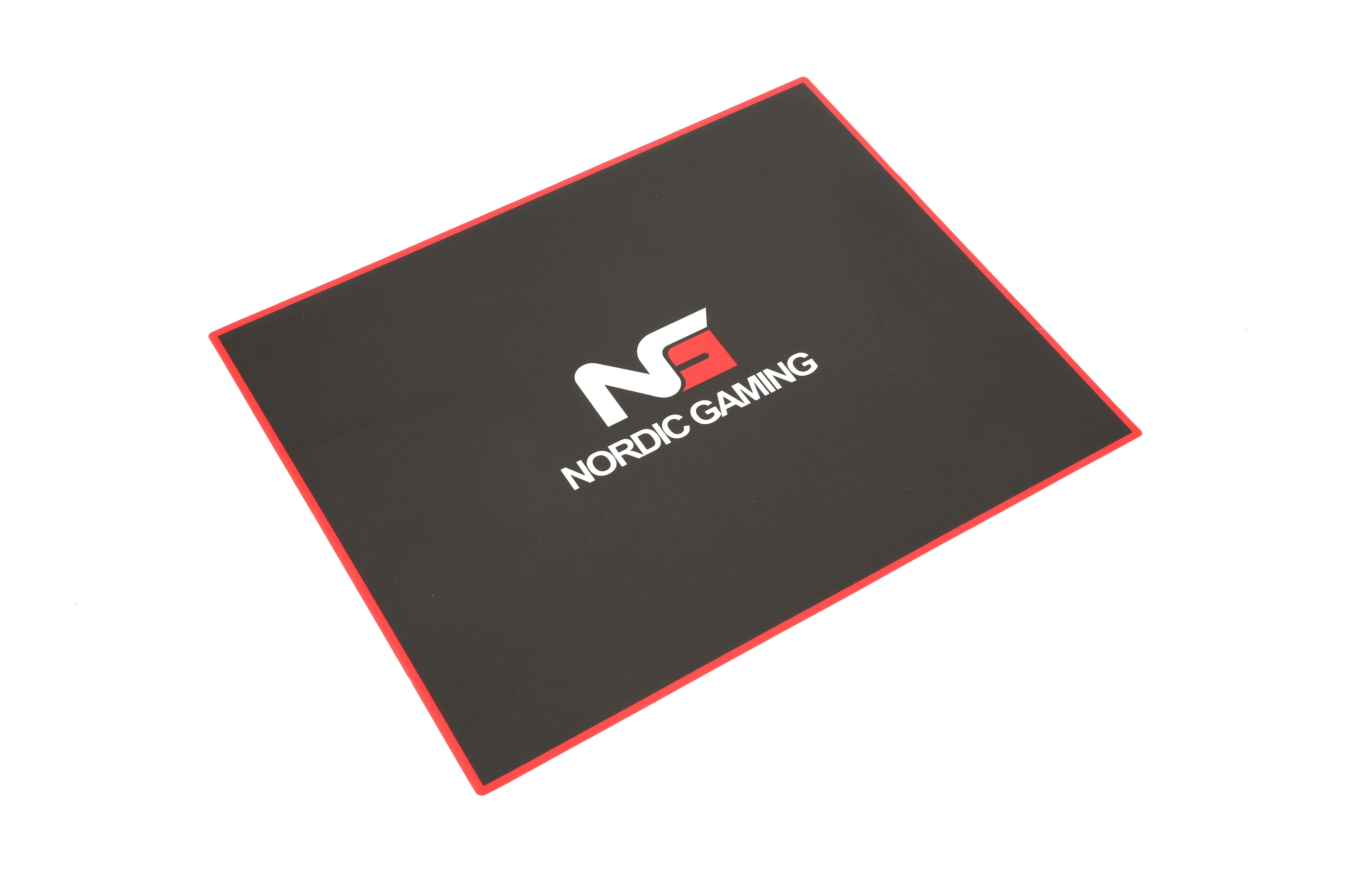 Stolemåtte til gaming – Nordic Gaming Guardian, 120 × 100 cm, sort/rød