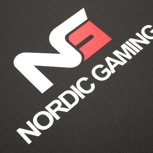 Stolemåtte til gaming – Nordic Gaming Guardian, 120 × 100 cm, sort/rød