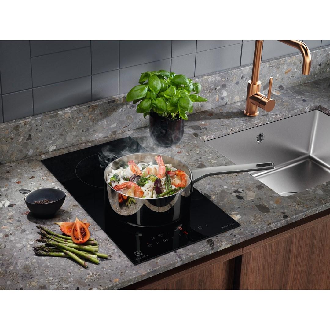Induktionskogeplade 30 cm – Electrolux LIT30230C, sort, 2 zoner billede