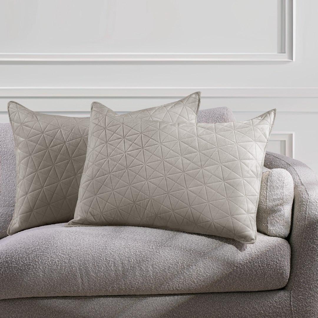 Pudebetræk 50x70 - RESTILO Laila, beige, præget fløjl polyester (sæt af 2) billede