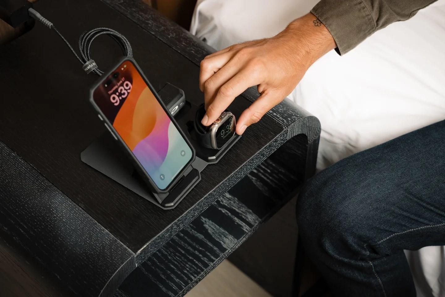 Trådløs 3‑i‑1 oplader til smartphone, smartwatch og hovedtelefoner - sort/grå, 25 W, AC, MagSafe-kompatibel billede