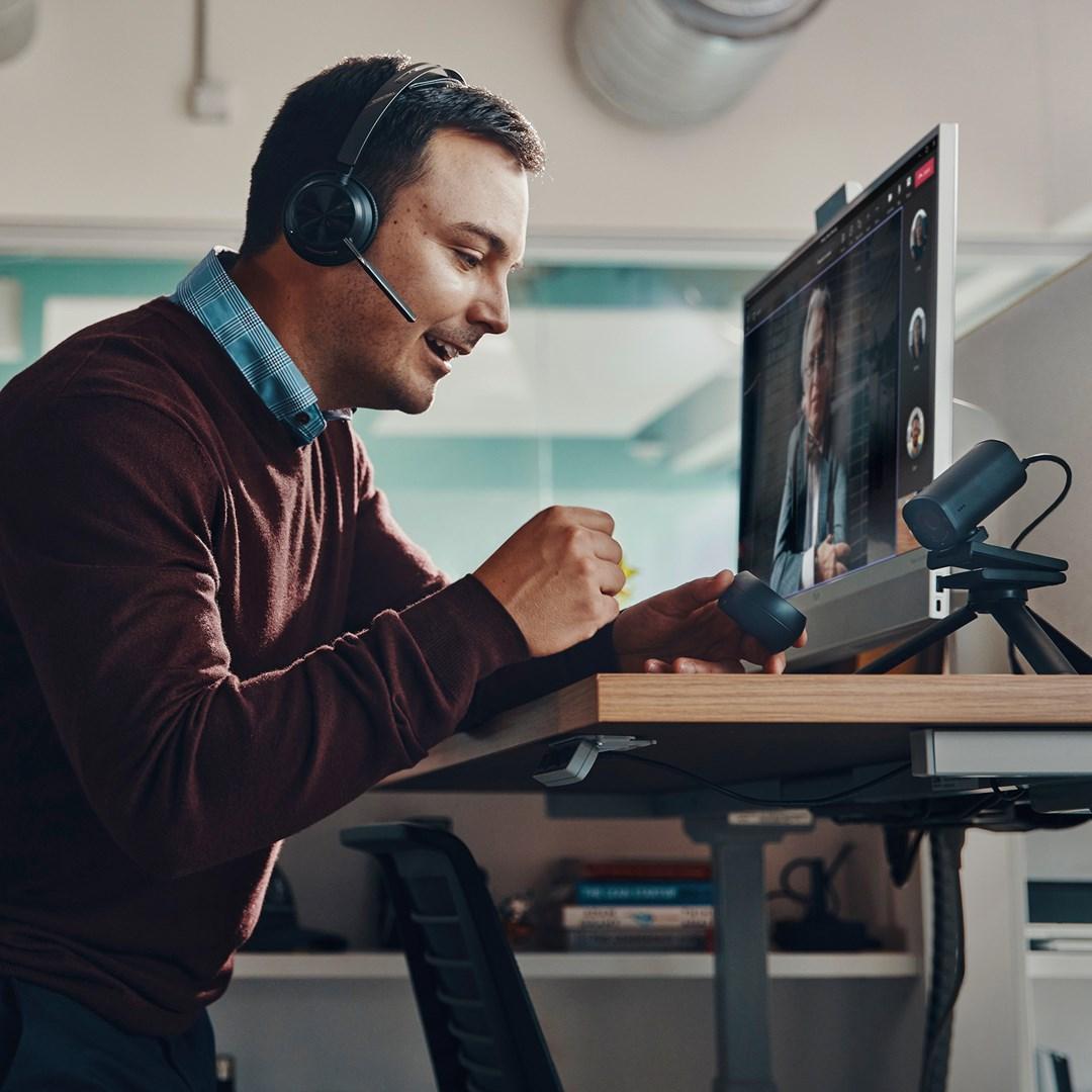 Headset med mikrofon POLY Voyager Focus 2 - Microsoft Teams-certificeret, USB-C + USB-C/A adapter