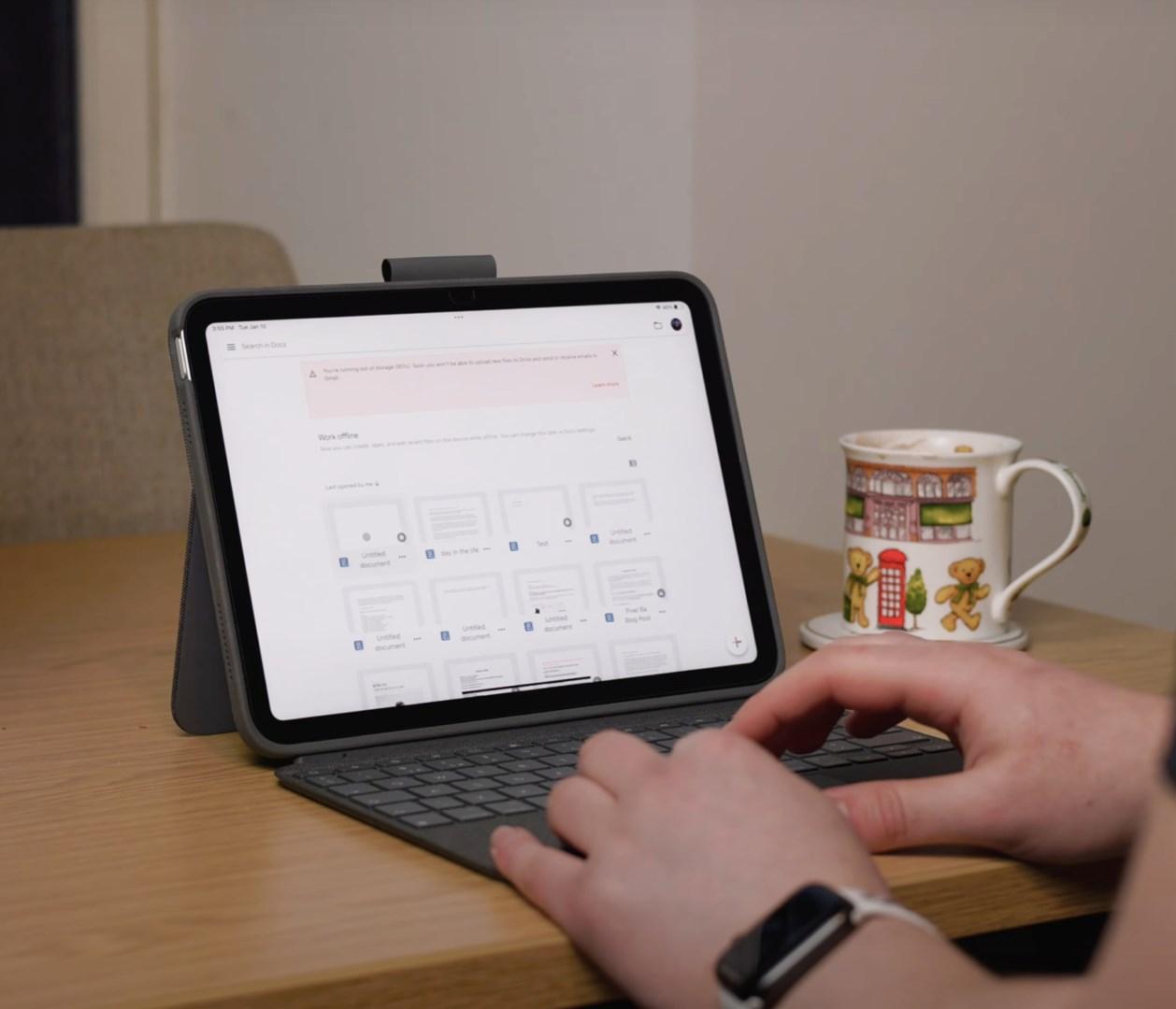Tastaturcover til iPad med trackpad – Logitech Combo Touch, QWERTY UK, Smart Connector, grå billede