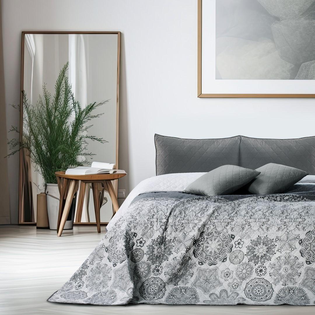DecoKing Alhambra sengetæppe 240×260 - grå mikrofiber, vendbart billede