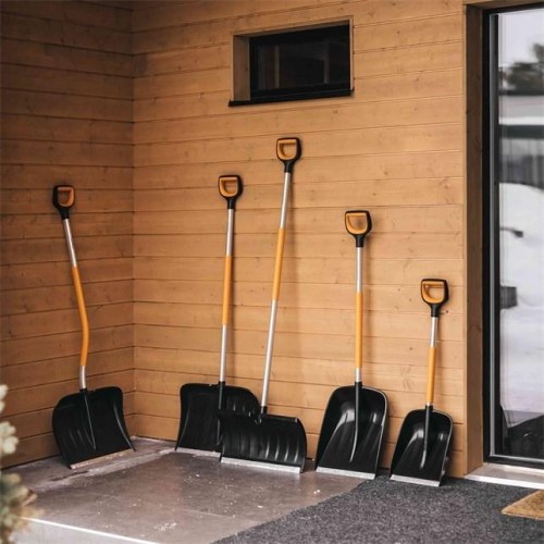 Sneskovl - Fiskars, ergonomisk skaft, metalblad, sort/orange