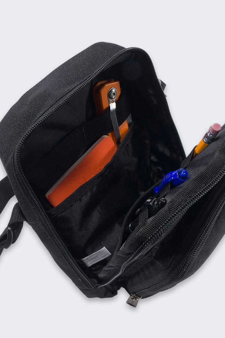 Carhartt crossbody-taske med lynlås - sort billede