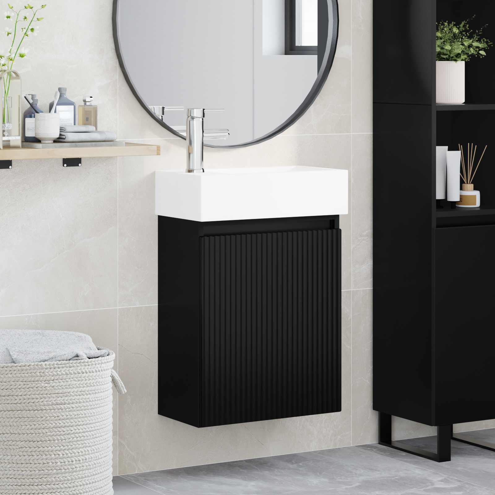 Badeværelses vaskeskab med blandingsbatteri - sort/hvid, vægmonteret 45,5 × 22,5 × 84 cm billede