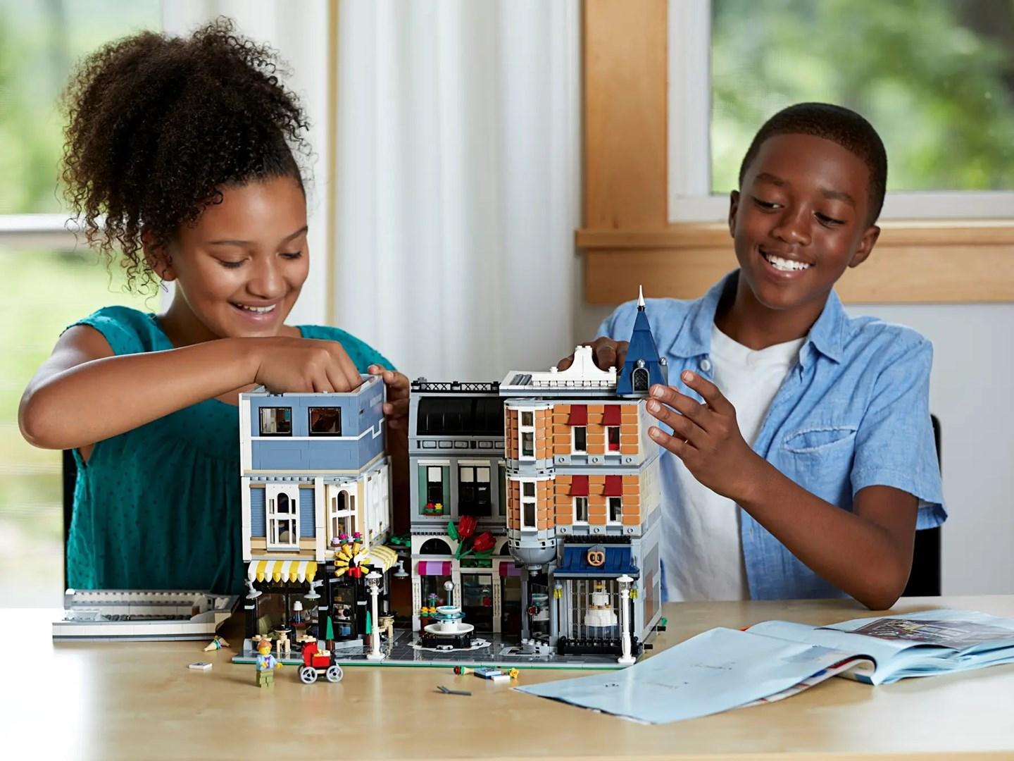 LEGO Creator Expert 10255 Assembly Square - modulært byggesæt til voksne og teenagere billede