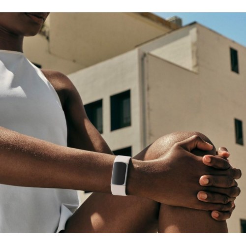 Fitbit Charge 6 aktivitetsarmbånd med AMOLED - Beige/Sølv