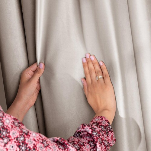 Mørklægningsgardin i velour 140x245 - RESTILO, varm sandbeige med sølvøskner og bindebånd (OUTLET A+)