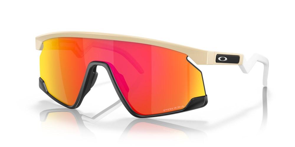 Oakley Bxtr Shield wrap-around cykelbriller - sand/sort med rød/gule linser billede