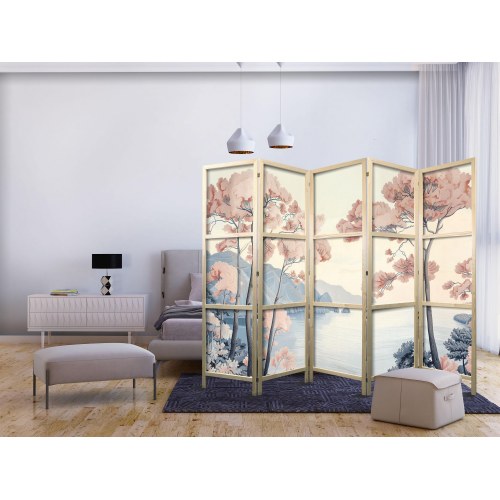 Japansk skærmvæg med landskab, havklipper og træer i sarte rosa nuancer 225 x 172 cm