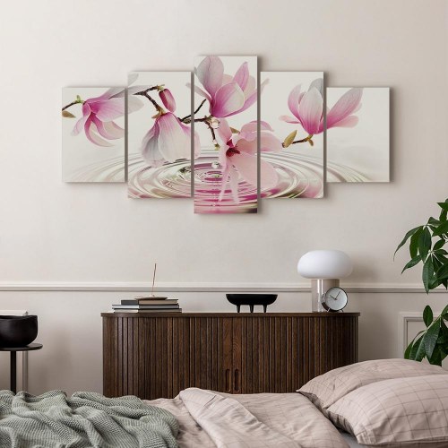 Lærredsbillede Magnolier over vand i 5 dele bred rosa