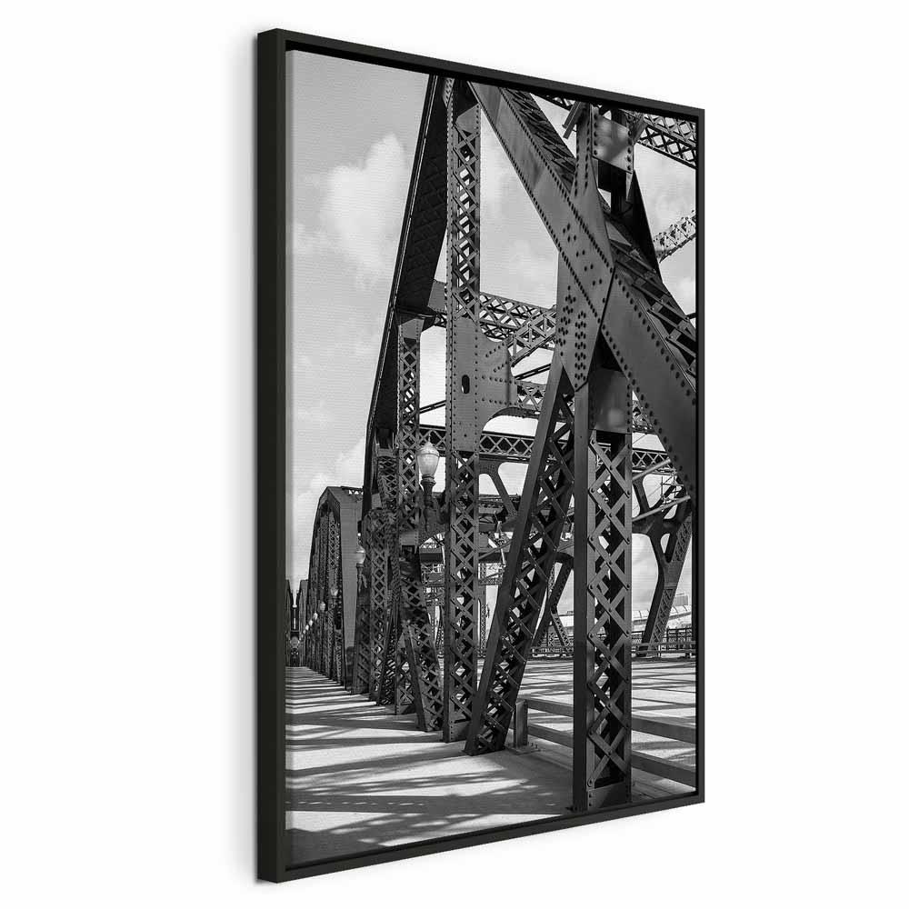 Lærredsbillede Bro ved morgengry 1-delt lodret - 60 x 90 cm - I en sort træramme billede