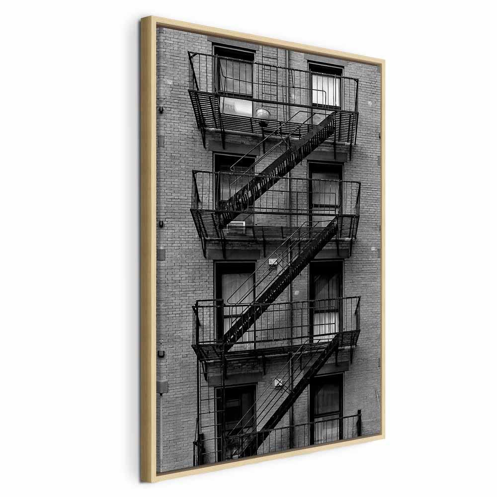 Lærredsbillede Emergency Exit lodret - bymotiv - 40 x 60 cm - I en naturlig træramme billede