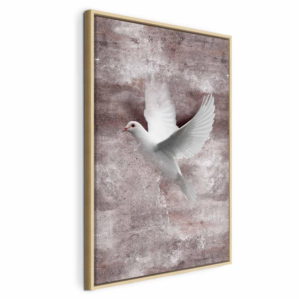 Lærredsbillede Love in Flight lodret - hvid due - 60 x 90 cm - I en naturlig træramme billede