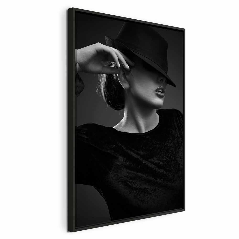 Lærredsbillede Drømmeren lodret - kvinde i sort/hvid - 60 x 90 cm - I en sort træramme billede