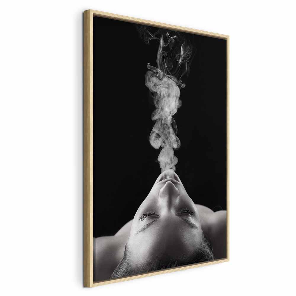 Lærredsbillede Smoke Cloud lodret - kvinde og røg - 80 x 120 cm - I en naturlig træramme billede