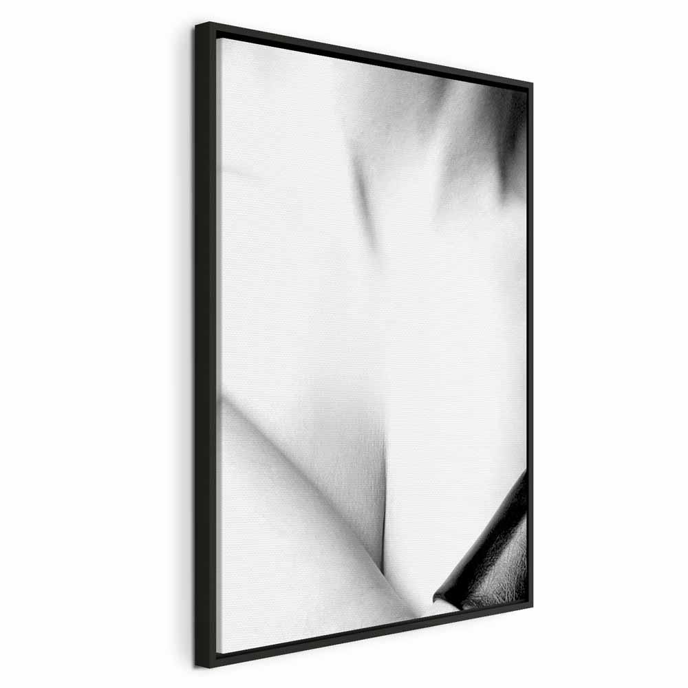 Lærredsbillede Grace vertikal - billede af kvinde - 40 x 60 cm - I en sort træramme billede