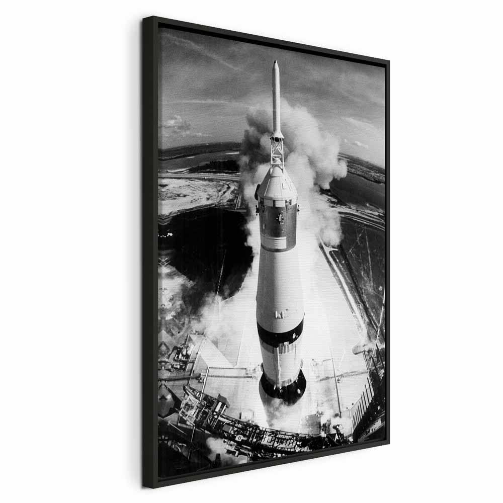 Billede på lærred Cosmic Speed lodret med raketmotiv - 40 x 60 cm - I en sort træramme billede