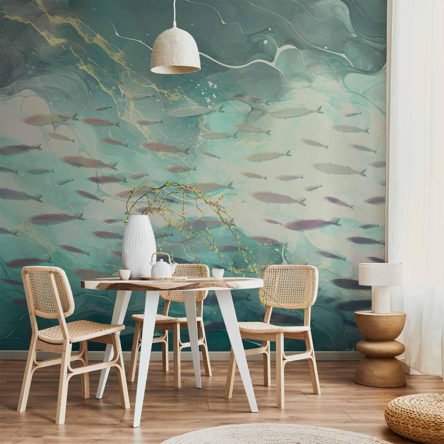 Fototapet med stime af små fisk - fotovæg til væg i blågrønne nuancer - 500 x 350 cm - Vandtæt