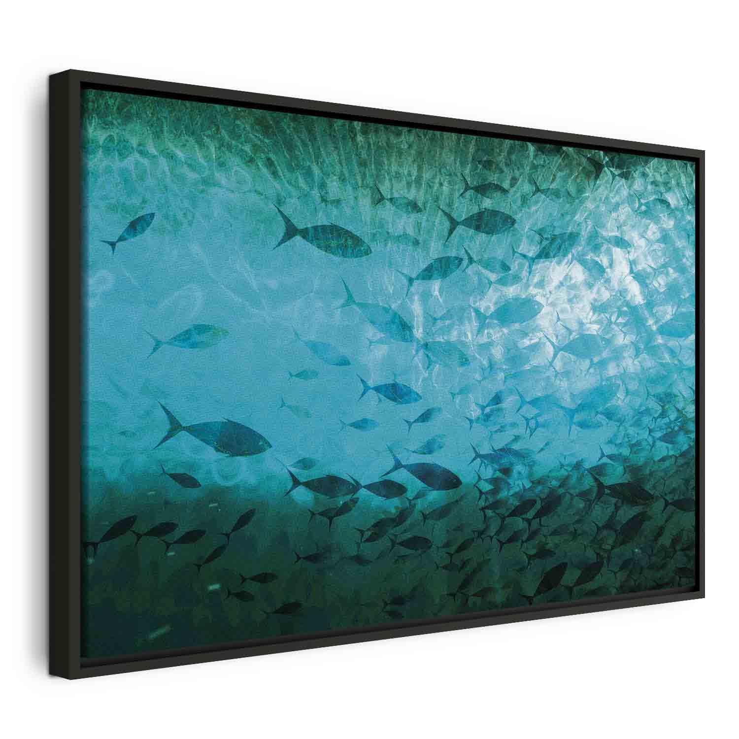 Lærredsbillede med stime af mørke fisk - vægdekoration med undervandsmotiv - 90 x 60 cm - I en sort træramme