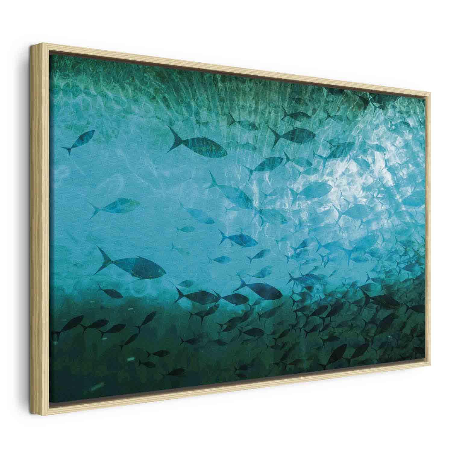 Lærredsbillede med stime af mørke fisk - vægdekoration med undervandsmotiv - 90 x 60 cm - I en naturlig træramme
