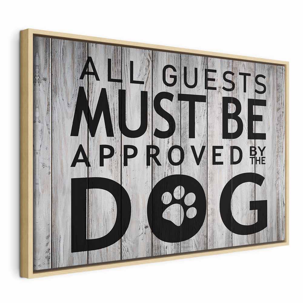 Lærredsbillede med citat - Alle gæster skal godkendes af hunden, bredt format - 60 x 40 cm - I en naturlig træramme billede