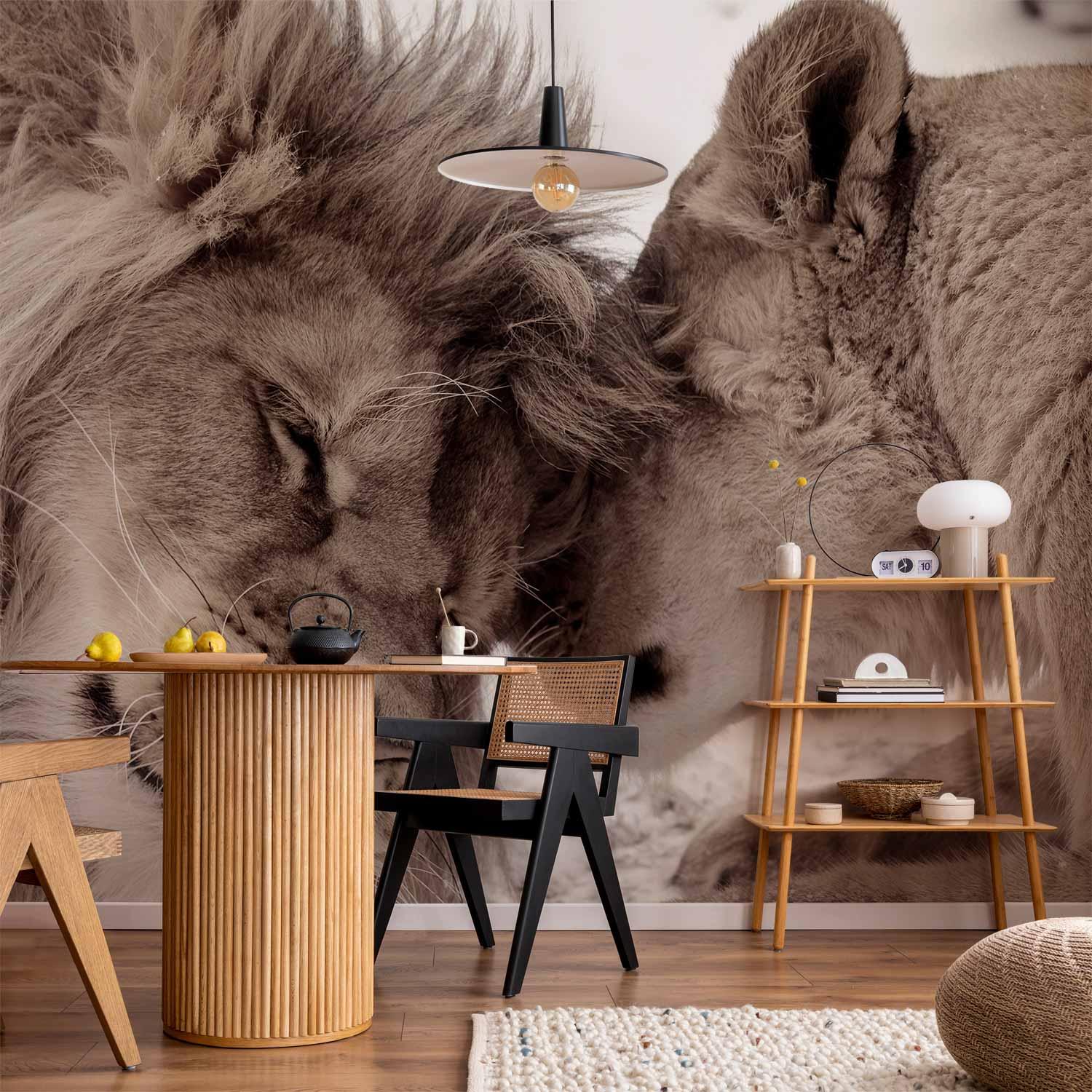 Fototapet Lion Tenderness Sepia - vægdekoration med løvemotiv - 500 x 350 cm - Vandtæt