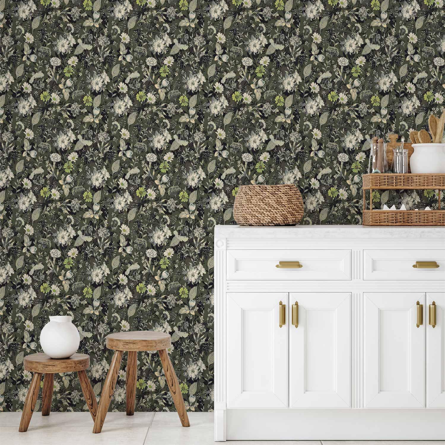 Tapet med velduftende blomster og urter i grøn - 50 x 1000 cm - Vandtæt billede
