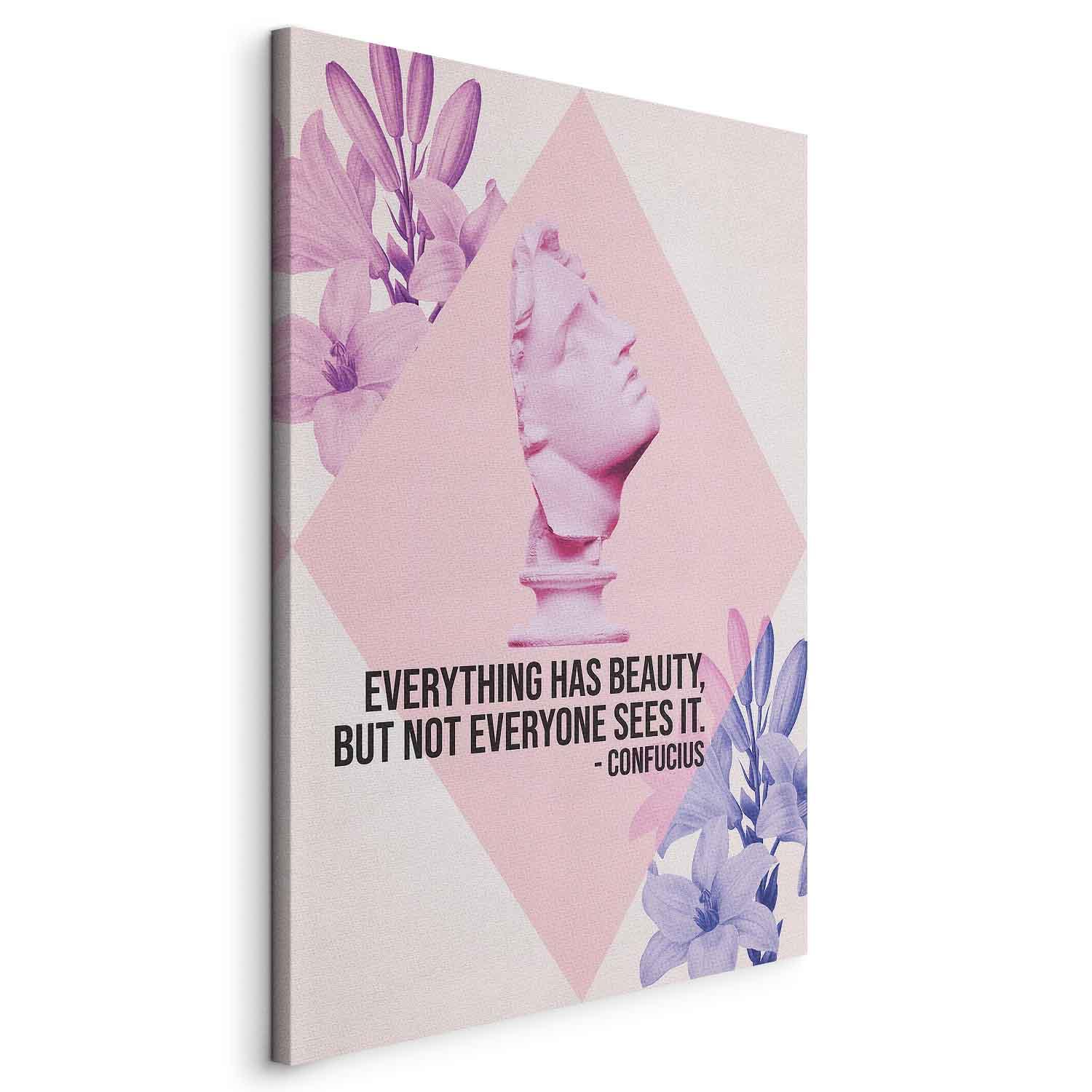 Billede på lærred Beauty in the Eyes med inspirerende citat, pink buste og blomster - 80 x 120 cm - Standard billede