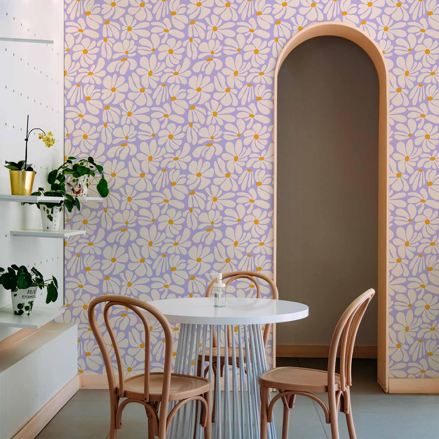 Tapet med små cremefarvede blomster på blå baggrund - 50 x 1000 cm - Vandtæt billede