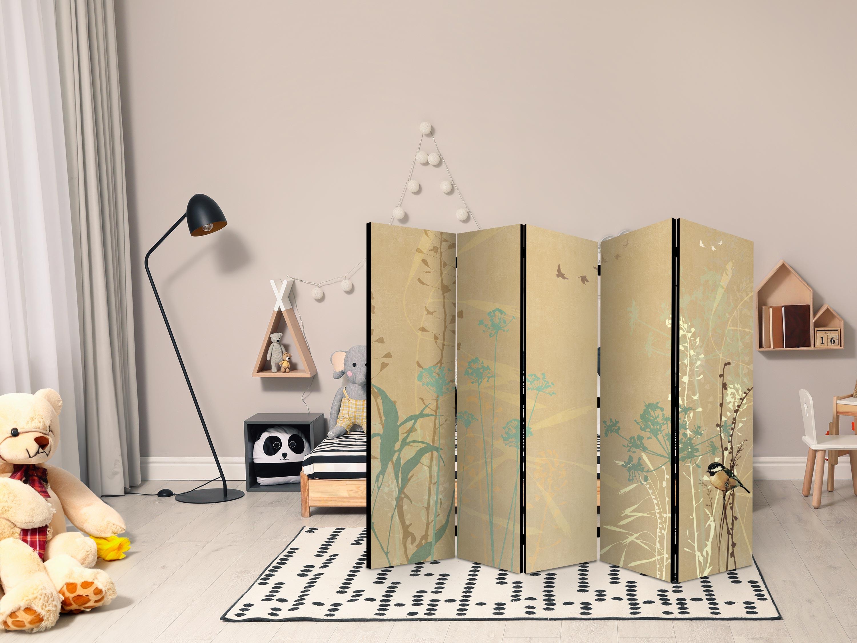 5-panels skærmvæg til børn - Tiny Bird med farverige græsser i gyldne nuancer - 225 x 172 cm - Enkeltsiddet billede