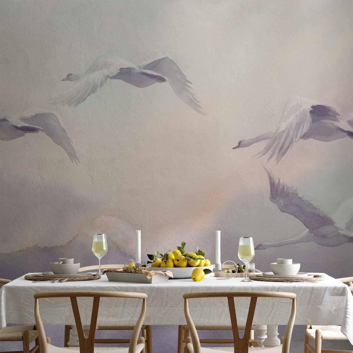 Fototapet med flyvende svaner - vægtapet med akvarelmotiv i violette nuancer - 100 x 70 cm - Vandtæt