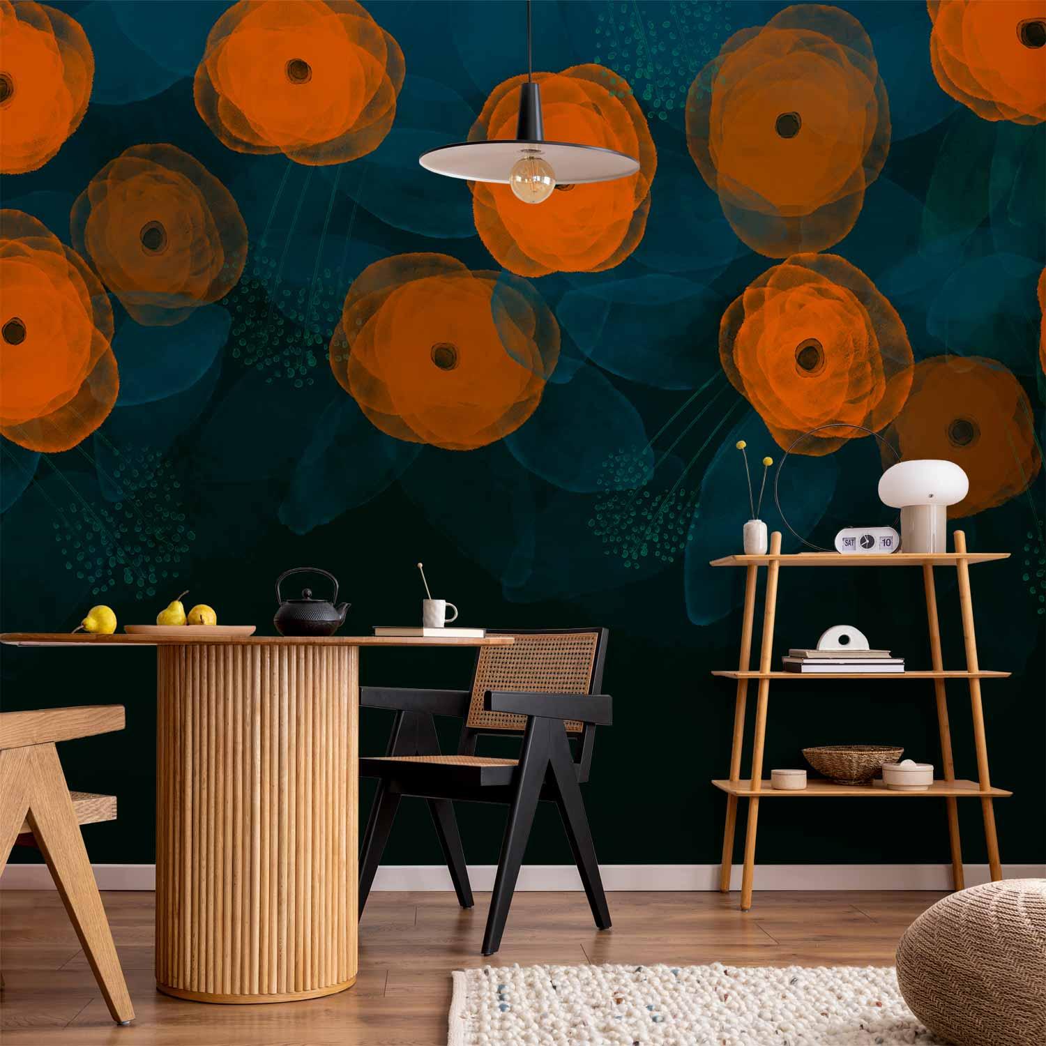 Fototapet med akvarelblomster i orange på mørk bladbaggrund - 400 x 280 cm - Vandtæt