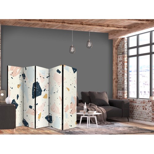 Skærmvæg med terrazzo-motiv i afdæmpede farver - 5-panels rumdeler