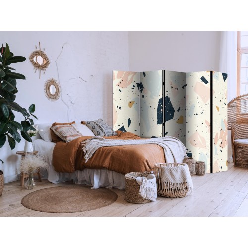 Skærmvæg med terrazzo-motiv i afdæmpede farver - 5-panels rumdeler