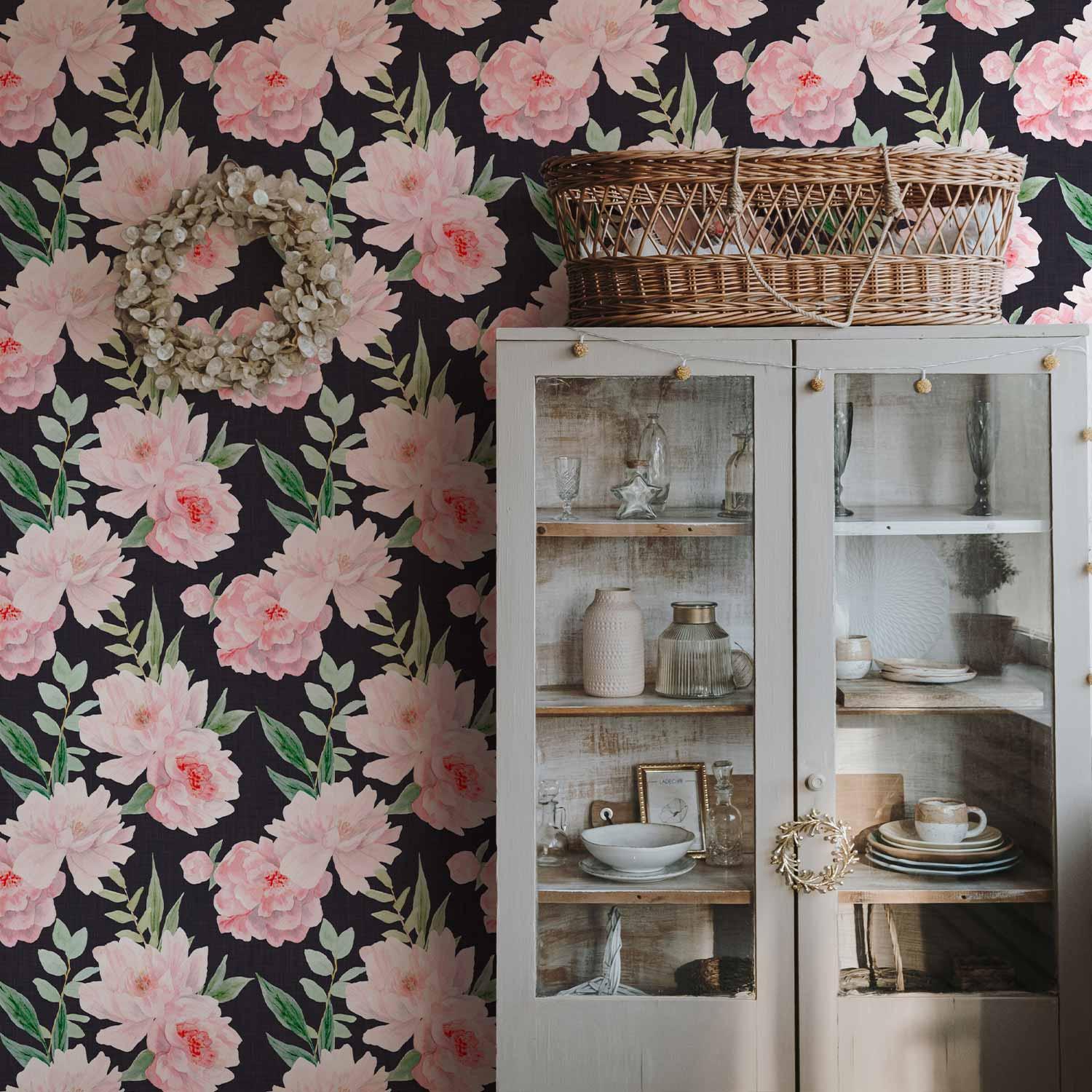 Blomstertapet med pæoner på grafitgrå baggrund - dekorativt vægtapet i flere varianter - 50 x 1000 cm - Vandtæt