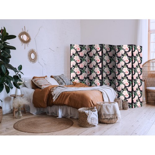 5-panels skærmvæg med pæoner - pink blomster på grafitbaggrund
