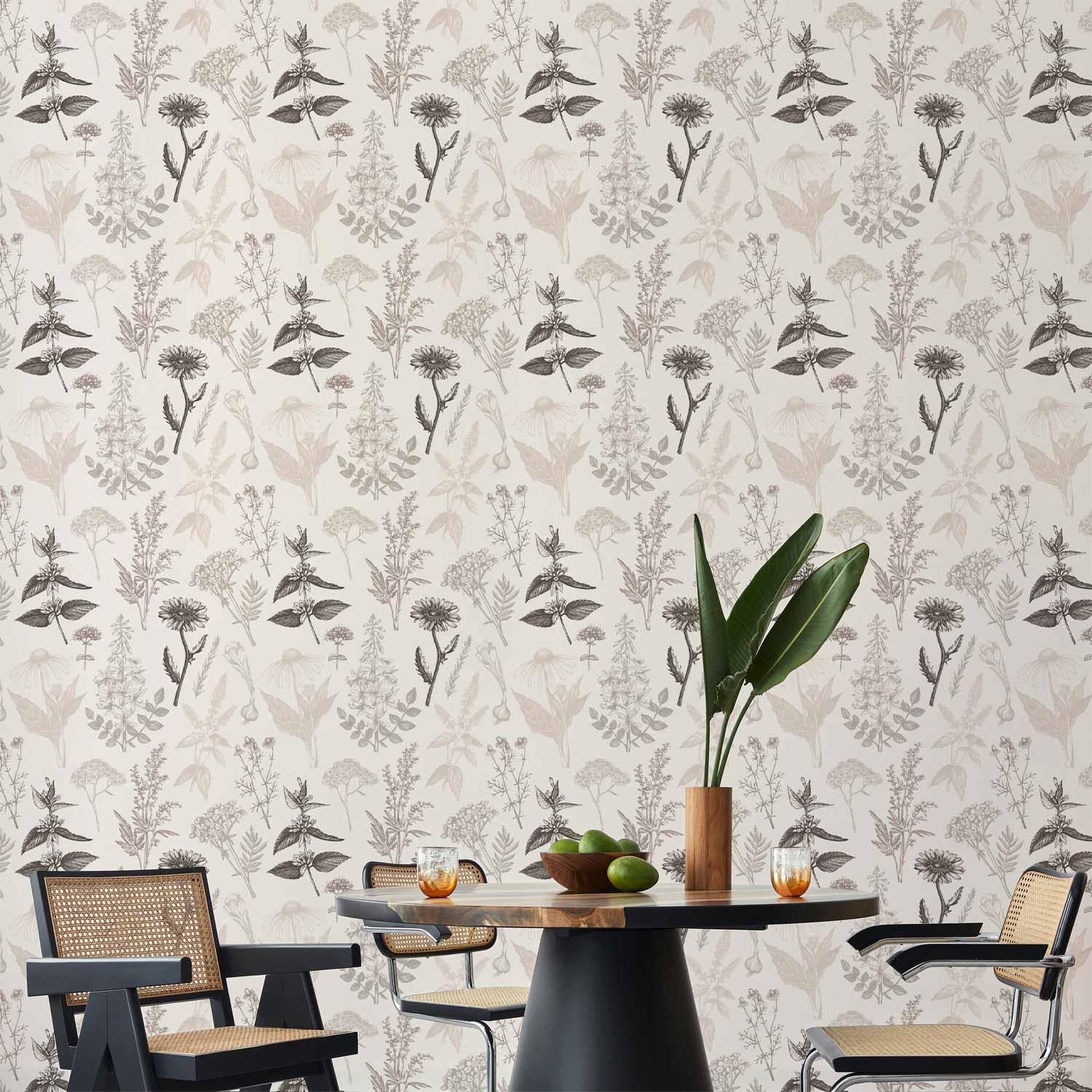 Blomstertapet med urter i varme grå nuancer - 50 x 1000 cm - Vandtæt billede