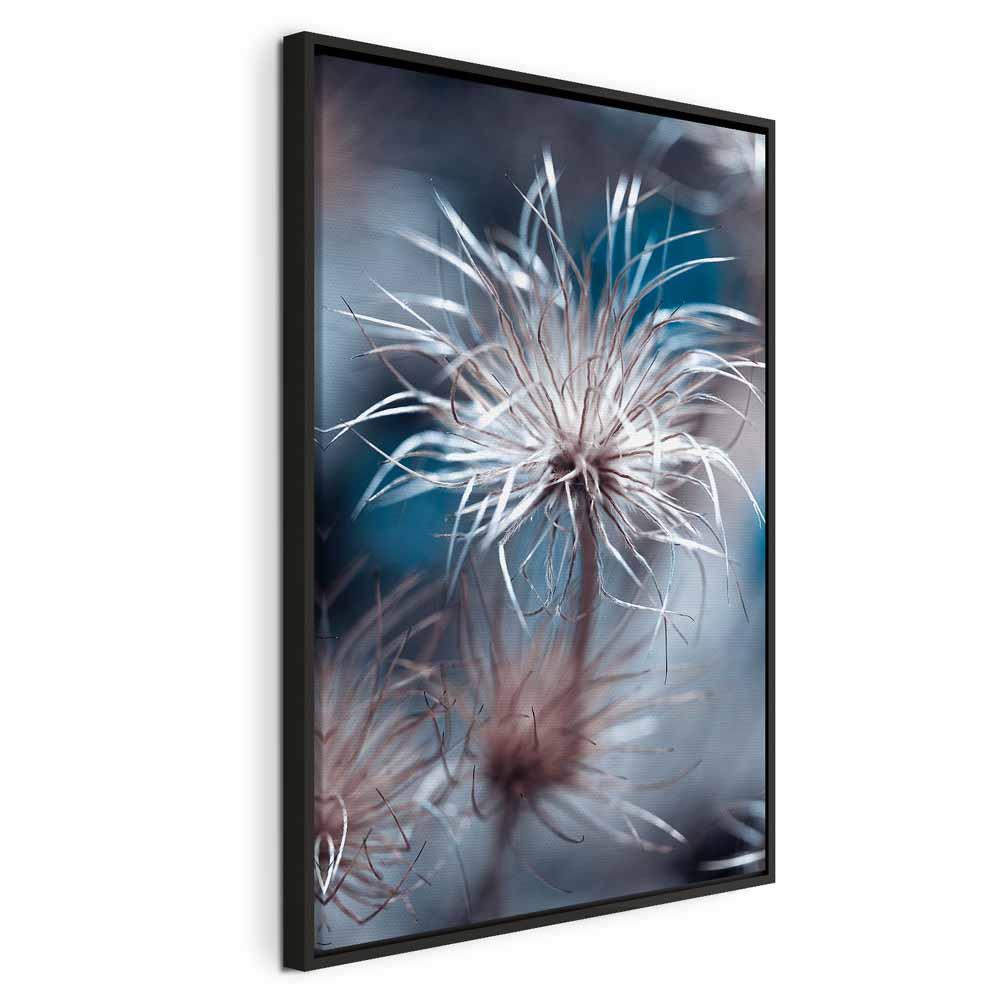Billede på lærred med blomstermotiv - Plante i blå nuancer, lodret 1-delt vægdekoration - 80 x 120 cm - I en sort træramme