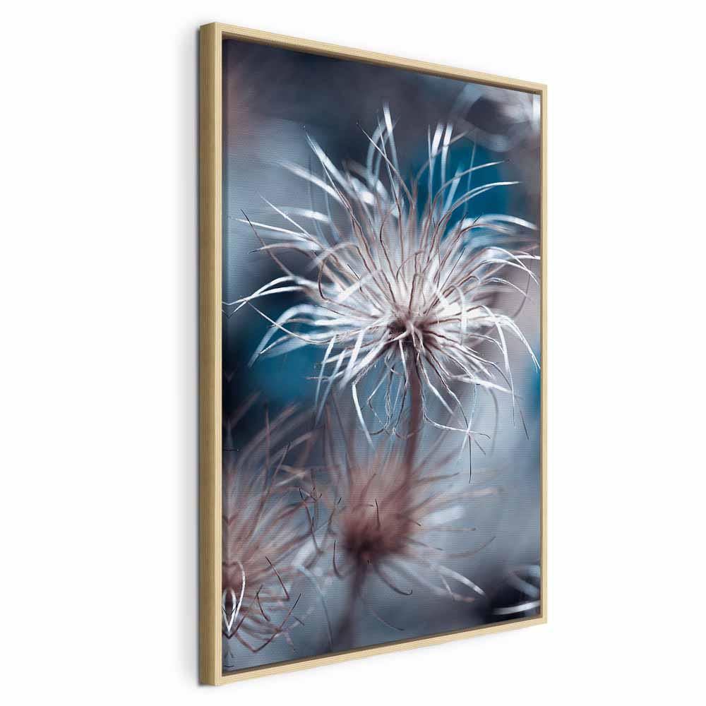 Billede på lærred med blomstermotiv - Plante i blå nuancer, lodret 1-delt vægdekoration - 80 x 120 cm - I en naturlig træramme