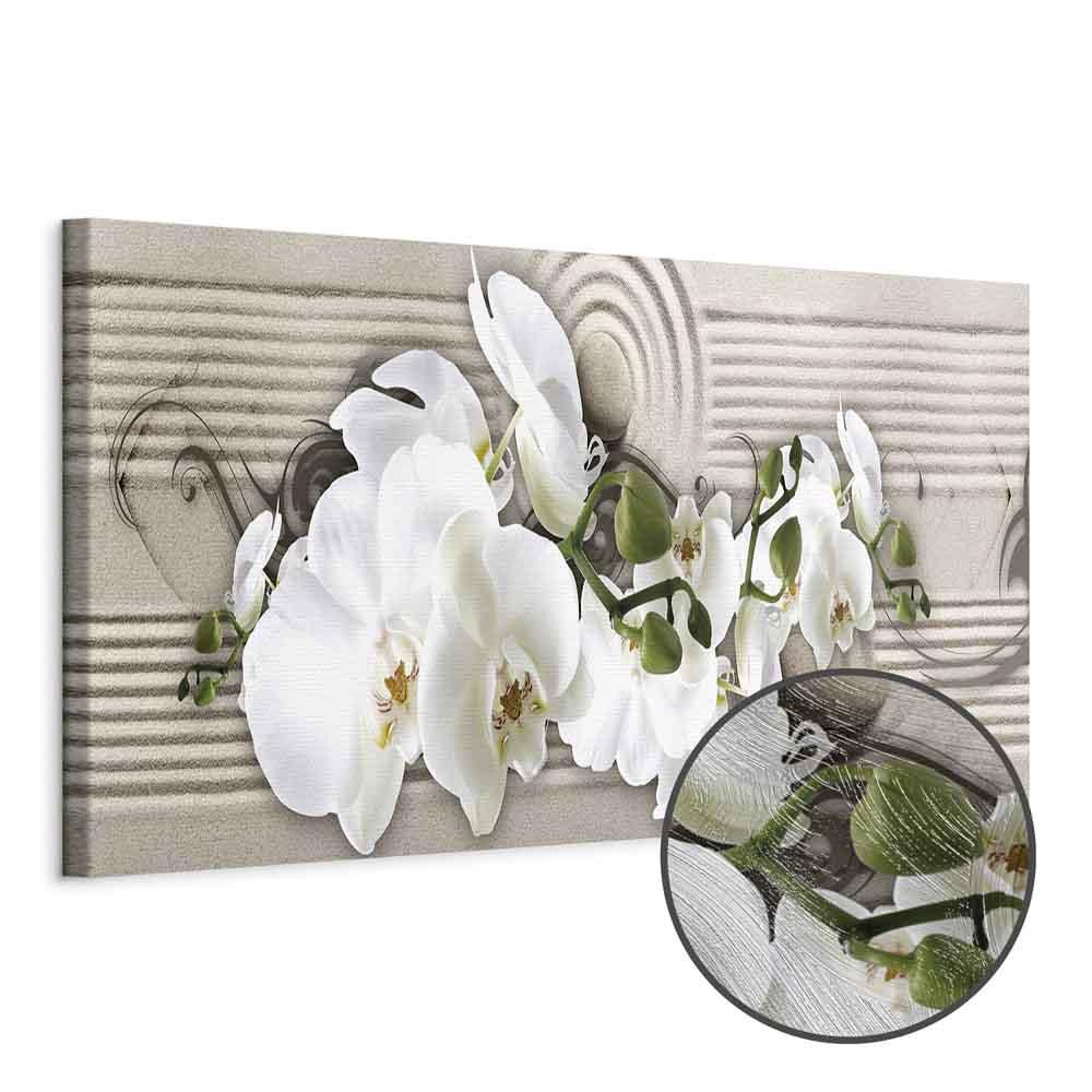 Lærredsbillede Sandets hvisken - blomsterbillede med hvide orkidéer, sten og sand - 150 x 50 cm - Premium Print