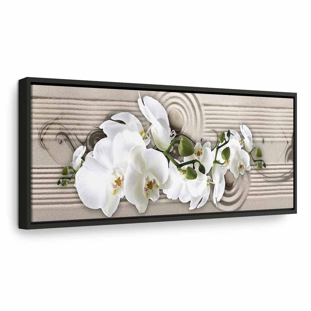 Lærredsbillede Sandets hvisken - blomsterbillede med hvide orkidéer, sten og sand - 150 x 50 cm - I en sort træramme