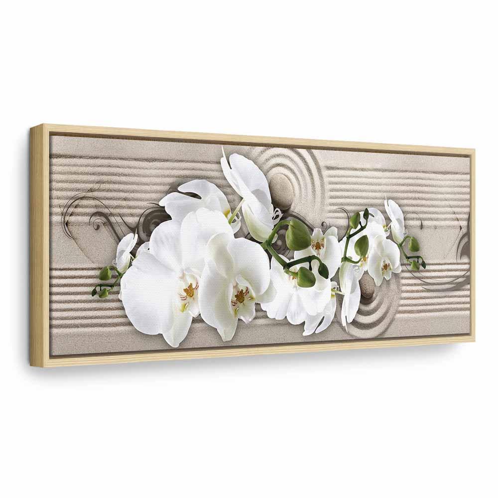 Lærredsbillede Sandets hvisken - blomsterbillede med hvide orkidéer, sten og sand - 150 x 50 cm - I en naturlig træramme