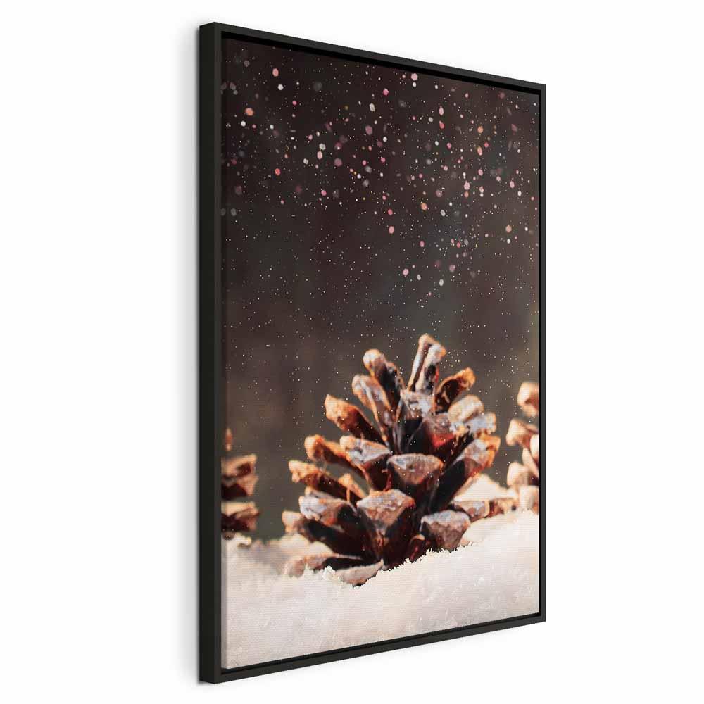 Lærredsbillede Winter Pine Cone - 1 del, lodret - 80 x 120 cm - I en sort træramme