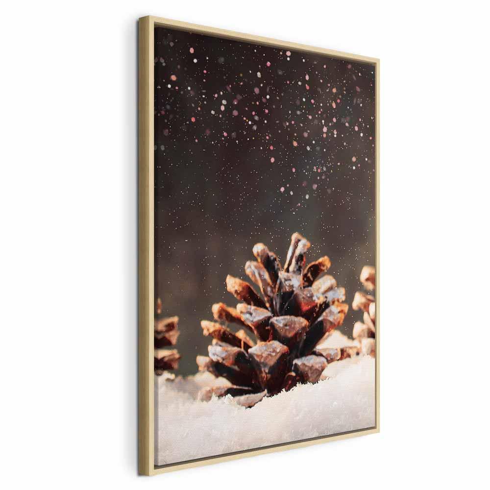 Lærredsbillede Winter Pine Cone - 1 del, lodret - 80 x 120 cm - I en naturlig træramme