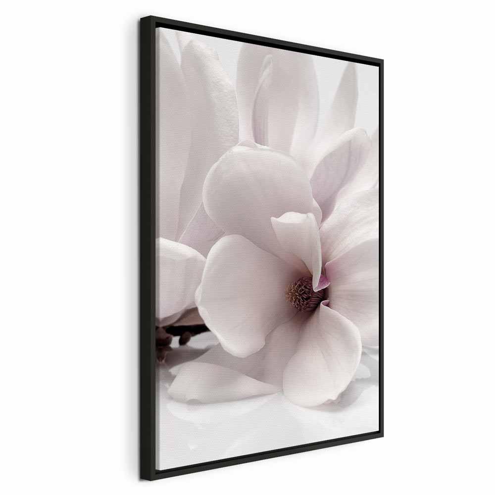 Lærredsbillede Blooming Light lodret med magnolia - 40 x 60 cm - I en sort træramme